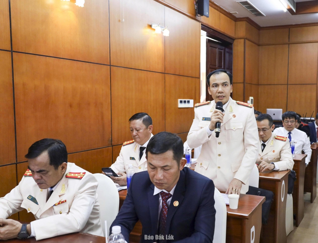 Đồng chí Trần Quang Hiếu, Phó Bí thư Đảng uỷ, Phó Giám đốc Công an tỉnh phát biểu thảo luận.