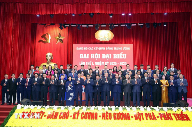 Tổng Bí thư Tô Lâm, các đồng chí lãnh đạo, nguyên lãnh đạo Đảng, Nhà nước và các đại biểu dự Đại hội. Ảnh: TTXVN