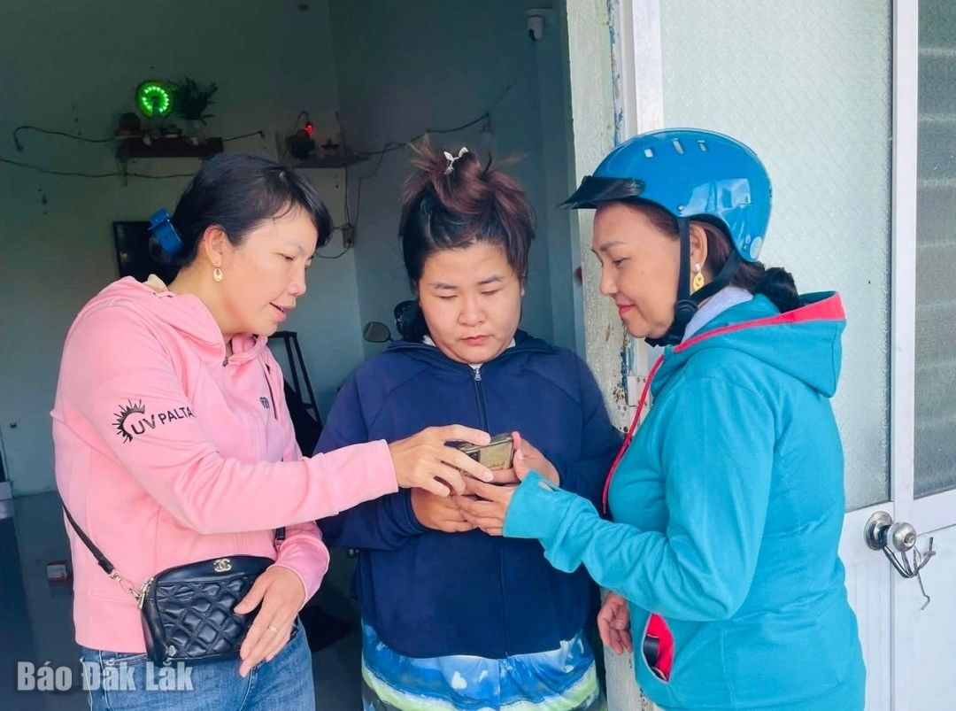 Các Tổ công nghệ số của phường Bình Kiến “Đi từng ngõ, gõ từng nhà” hướng dẫn người dân chuyển đổi số. Ảnh: CTV
