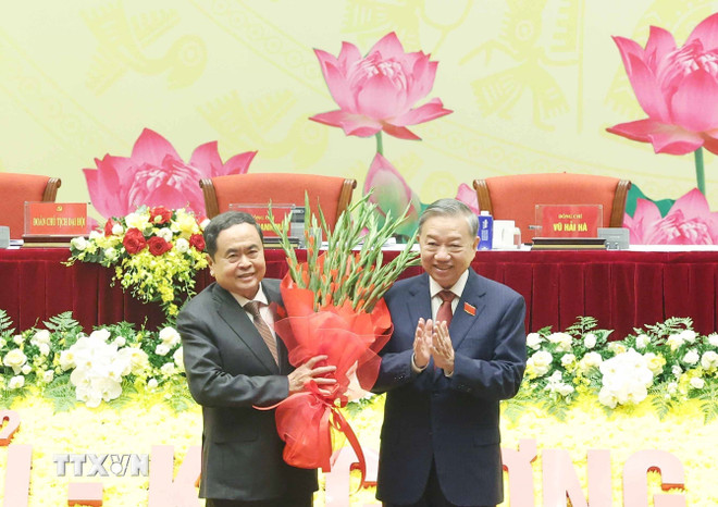 Tổng Bí thư Tô Lâm tặng hoa chúc mừng Đại hội Ảnh: TTXVN