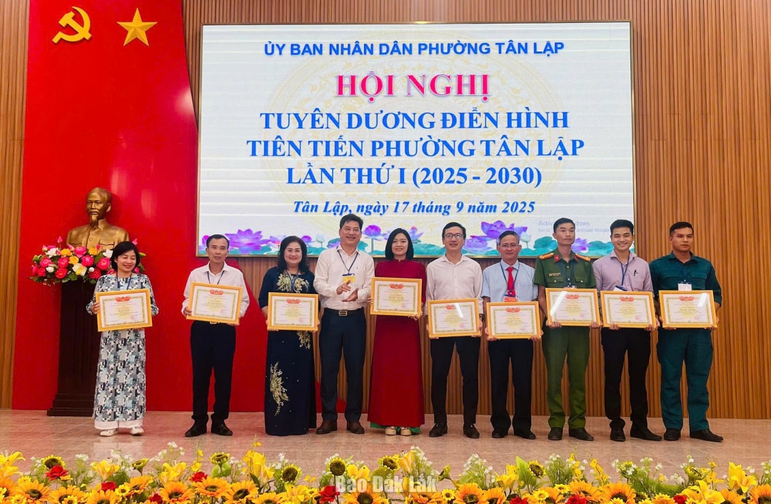 Phó Chủ tịch Thường trực UBND phường Phan Thanh Dũng trao thưởng cho các cá nhân tiêu biểu trong phong trào thi đua giai đoạn 2020 - 2025.