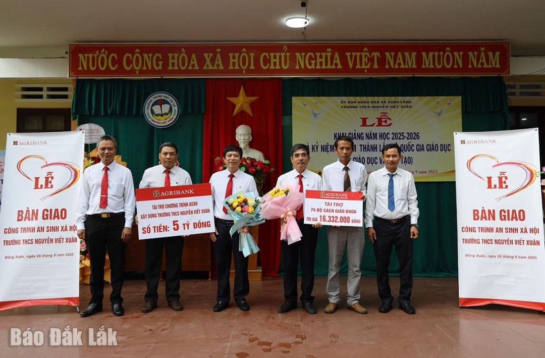 Lãnh đạo Agribank Chi nhánh Phú Yên và lãnh đạo Agribank Chi nhánh Đồng Xuân trao bảng tượng trưng tài trợ 5 tỷ đồng và tặng sách giáo khoa cho đại diện nhà trường.