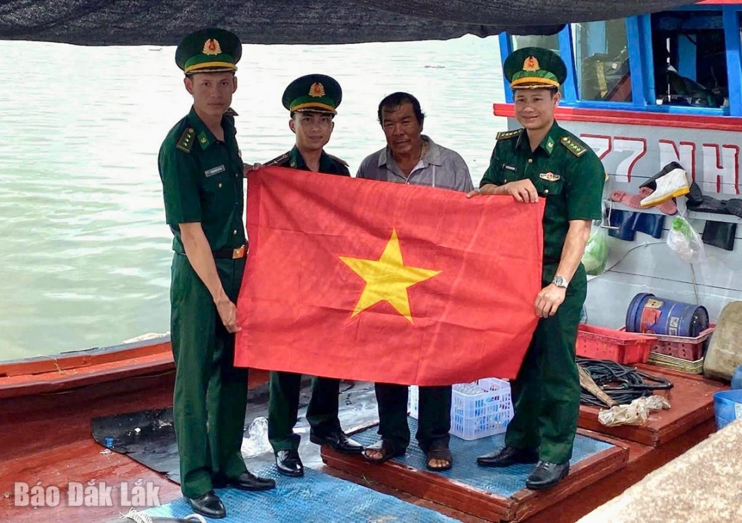  Đồn Biên phòng Tuy Hòa trao cờ cho ngư dân.
