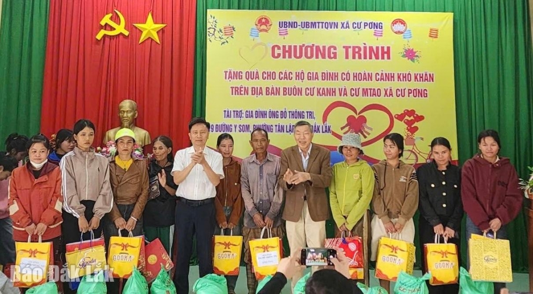 Lãnh đạo địa phương và mạnh thường quân trao tặng quà cho các hộ gia đình có hoàn cảnh khó khăn.