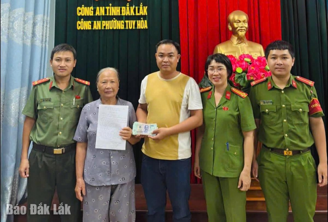 Công an phường Tuy Hòa trả lại số tiền cho người đánh rơi dưới sự chứng kiến của anh Định. Ảnh: Công an cung cấp