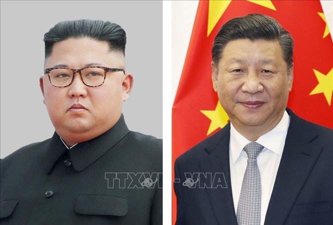Chủ tịch Trung Quốc Tập Cận Bình (phải) và nhà lãnh đạo Triều Tiên Kim Jong Un. Ảnh: TTXVN