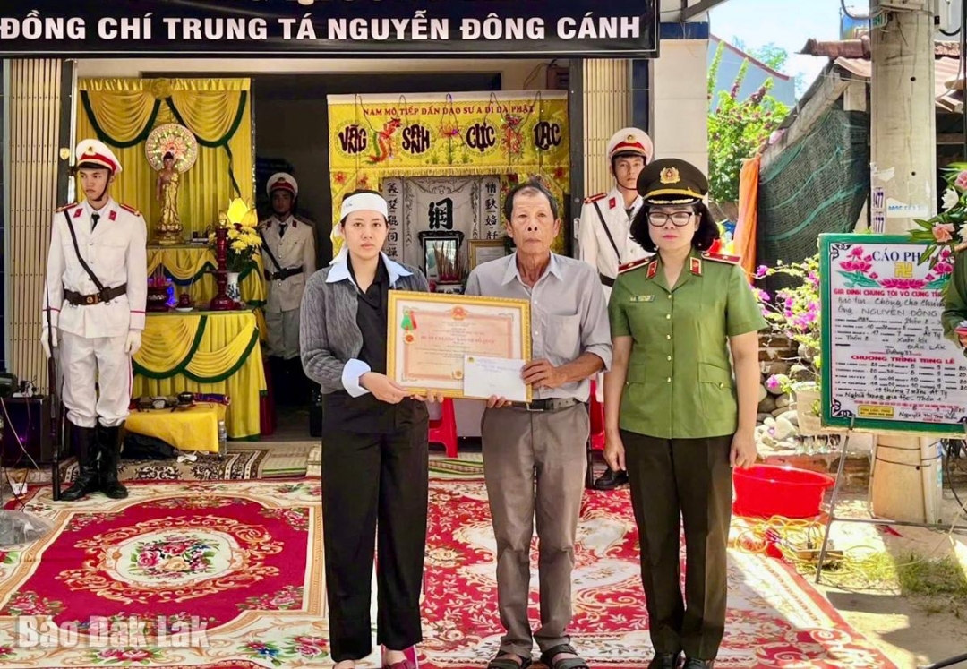 Thừa uỷ quyền của Chủ tịch nước, Thiếu tướng Ngô Hoài Thu, Phó Cục trưởng Cục Công tác chính trị, Bộ Công an đã trao huân chương Huân chương Bảo vệ Tổ quốc bạng Ba cho thân nhân trung tá Nguyễn Đông Cánh.