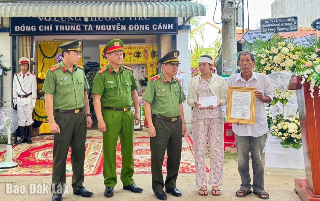 Thiếu tướng Phan Thanh Tám cùng lãnh đạo Ban giám đốc Công an tỉnh thăm hỏi, động viên thân nhân trung tá Nguyễn Đông Cánh.