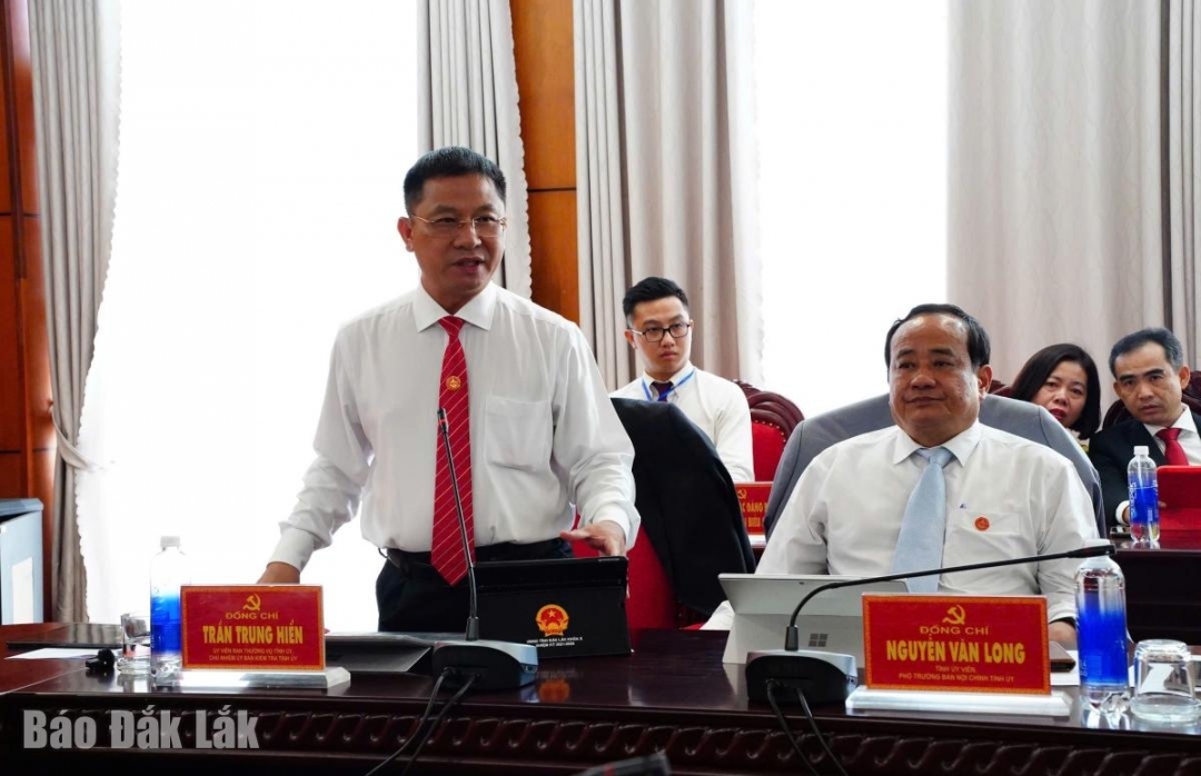 Đại biểu Trần Trung Hiển, Ủy viên Ban Thường vụ Tỉnh ủy, Chủ nhiệm Ủy ban Kiểm tra Tỉnh ủy phát biểu tại phiên thảo luận.