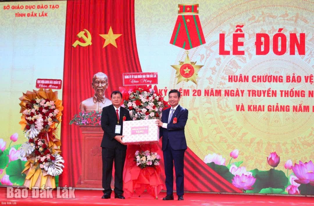 Phó Bí thư Tỉnh ủy, Chủ tịch UBND tỉnh Tạ Anh Tuấn tặng hoa chúc mừng Trường phổ thông Dân tộc nội trú Tây Nguyên. Ảnh: Khang Hùng