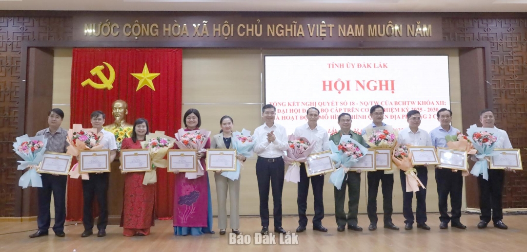 Phó Bí thư Tỉnh ủy, Chủ tịch UBND tỉnh Tạ Anh Tuấn trao bằng khen cho các cá nhân có thành tích xuất sắc trong công tác chỉ đạo, tham mưu tổ chức thực hiện Nghị quyết số 18-NQ/TW.