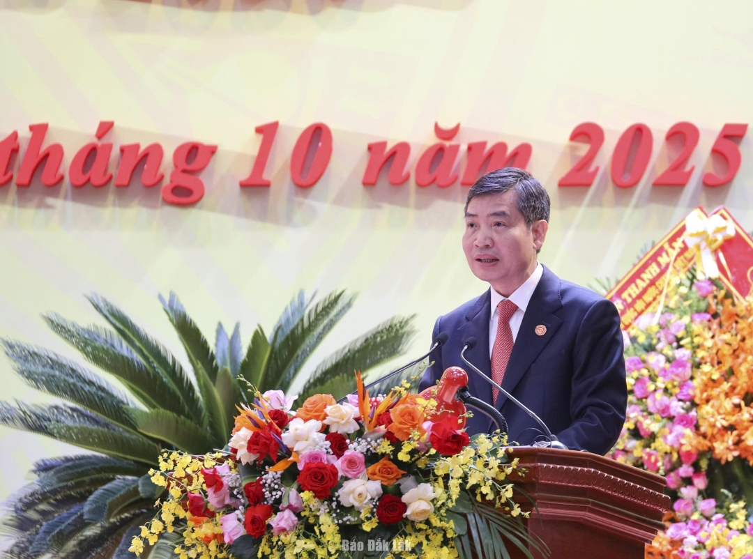 Phó Bí thư Tỉnh ủy, Chủ tịch UBND tỉnh Tạ Anh Tuấn trình bày Báo cáo chính trị.