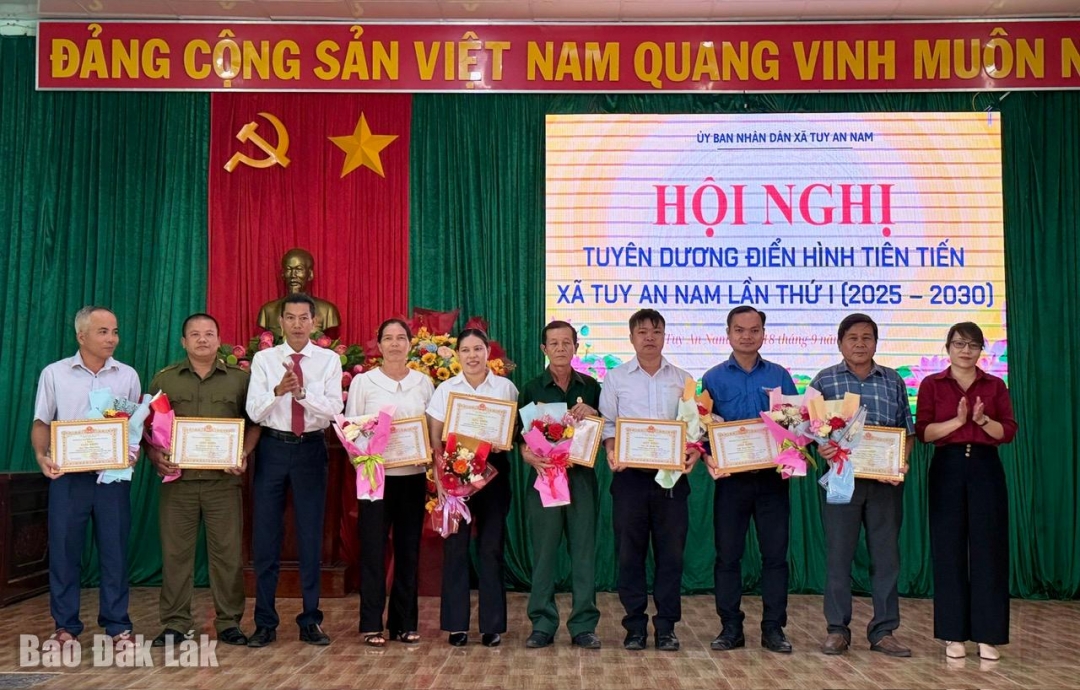Xã Tuy An Nam tuyên dương những cá nhân điển hình tiên tiến có sự ghi nhận của chính quyền và nhân dân.