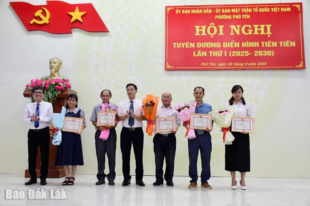 Lãnh đạo Đảng ủy, UBND phường Phú Yên tặng giấy khen cho các tập thể điển hình tiên tiến trong phong trào thi đua yêu nước giai đoạn 2020 - 2030.