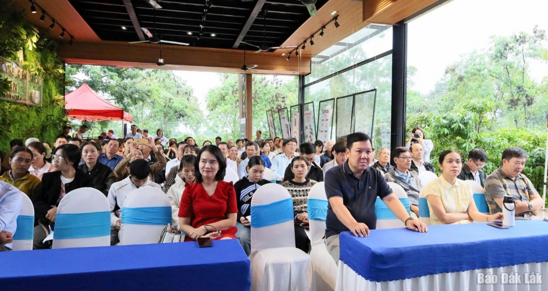 Các đại biểu tham dự.