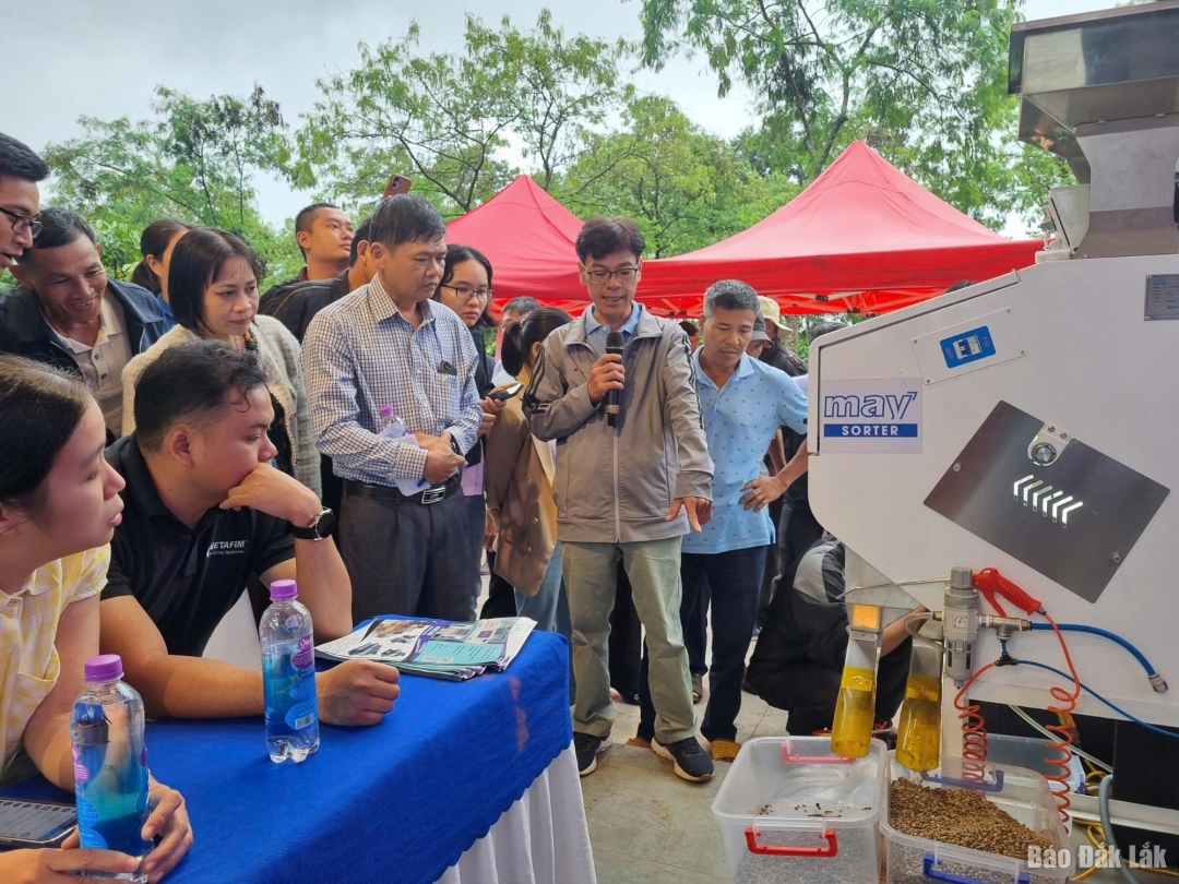 Giới thiệu công nghệ máy bắn màu cà phê 2 trong 1.