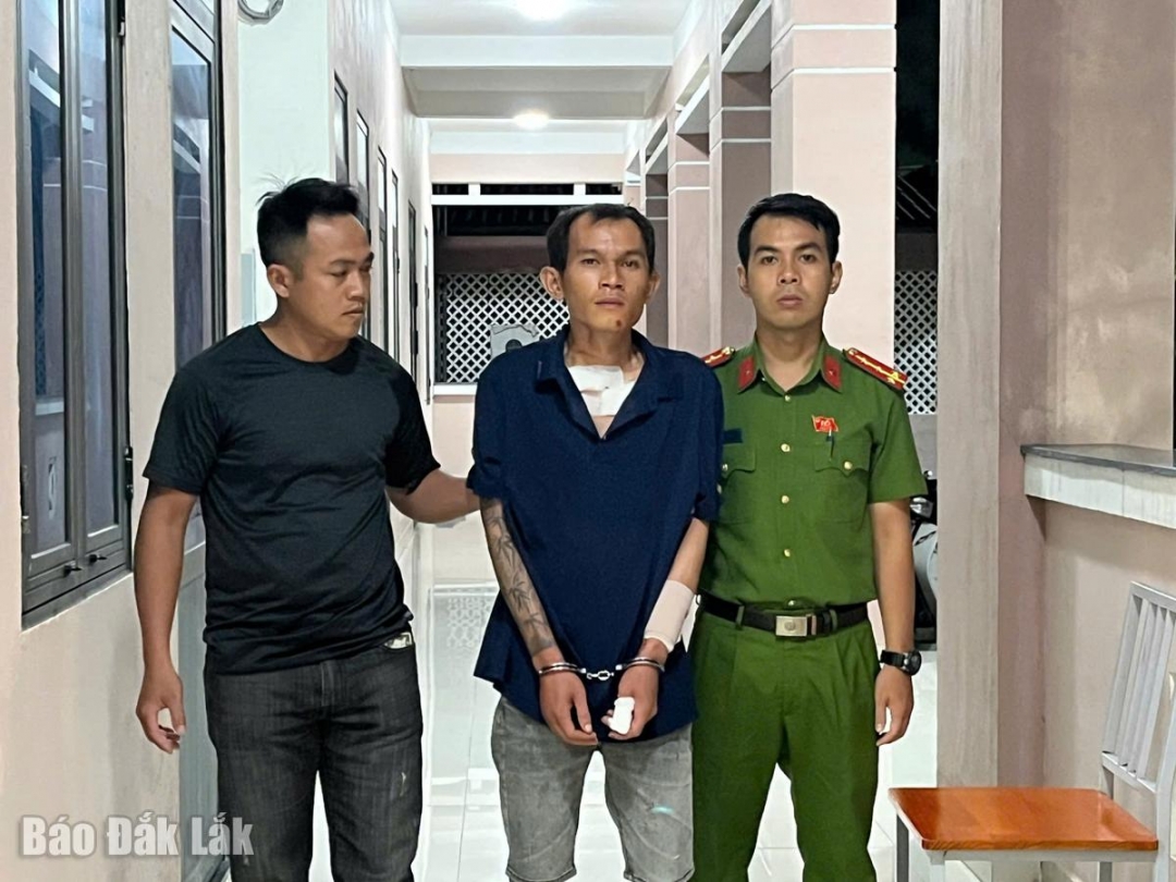 Đối tượng Nguyễn Văn Ty (giữa) sau khi bị công an bắt giữ. 
