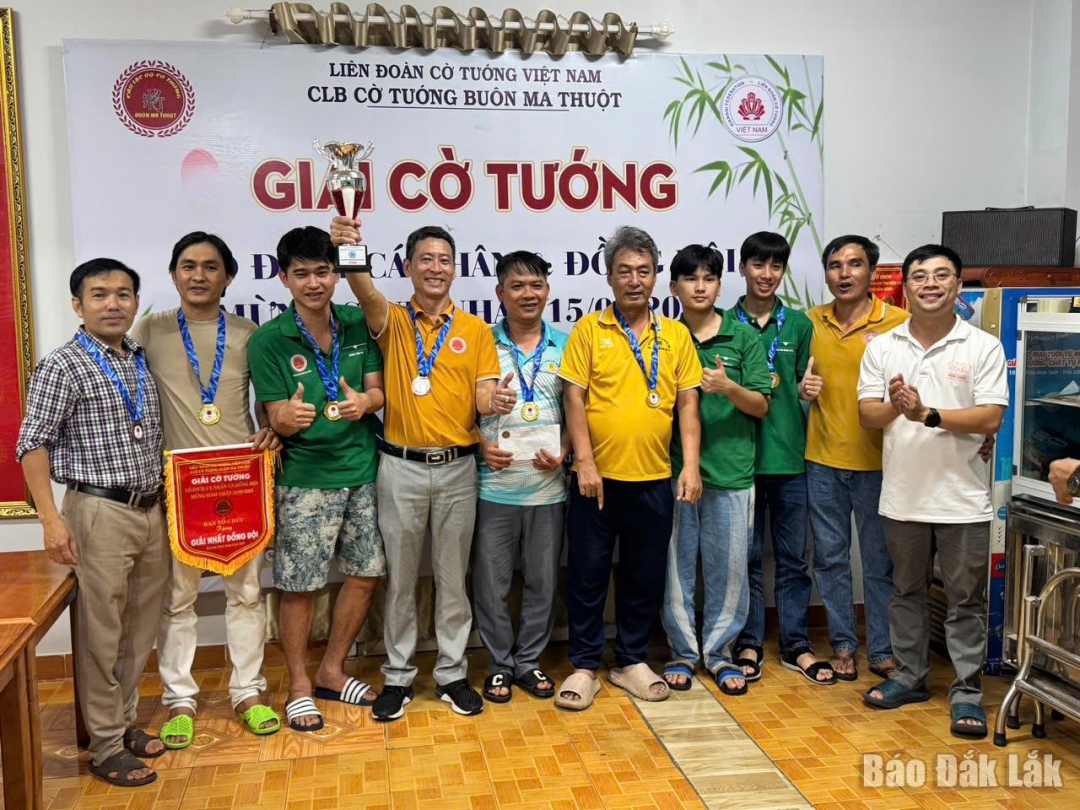 Ban tổ chức trao giải đồng đội cho các Câu lạc bộ.