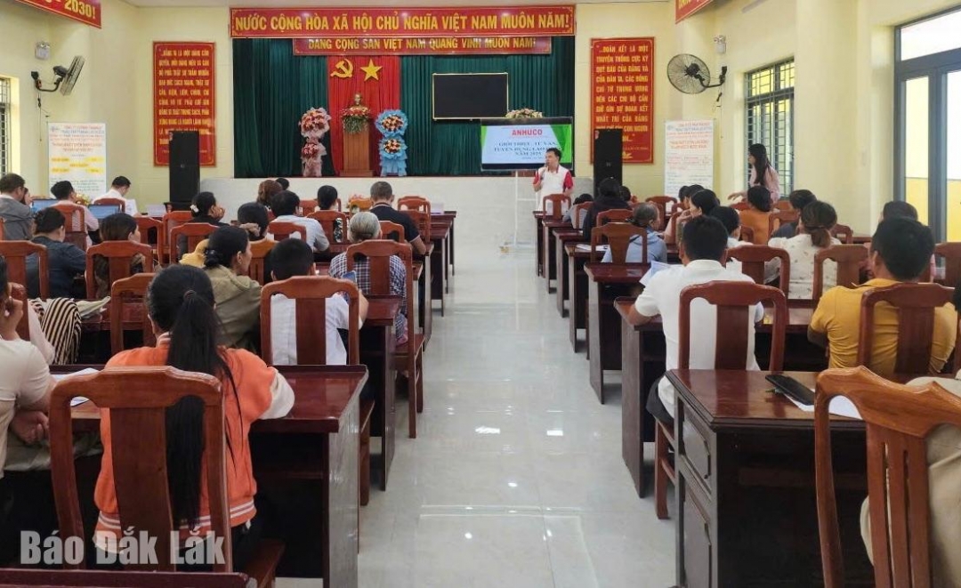 Người lao động tham gia phiên giao dịch việc làm tại xã Hòa Xuân