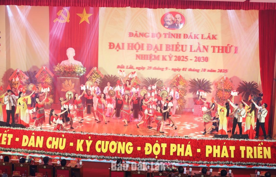 Chương trình nghệ thuật chào mừng khai mạc Đại hội là sự kết hợp hài hòa giữa âm thanh, ánh sáng và công nghệ AI hiện đại, tạo nên không gian trình diễn sống động, ấn tượng và giàu cảm xúc. Ảnh: Ngọc Thắng