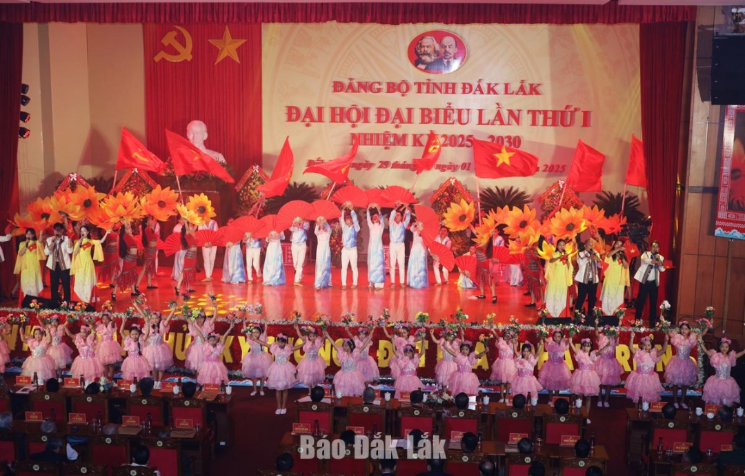 Chương trình nghệ thuật chào mừng khai mạc Đại hội đại biểu Đảng bộ tỉnh Đắk Lắk lần thứ I, nhiệm kỳ 2025 - 2030 có chủ đề “Sáng mãi niềm tin - Đắk Lắk vững bước vào kỷ nguyên mới”. Ảnh: Ngọc Thắng