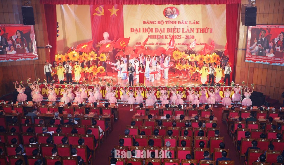 Chương trình nghệ thuật khép lại trong âm vang tự hào, trong niềm xúc động dâng trào và niềm tin mãnh liệt. Ảnh: Nguyễn Hùng