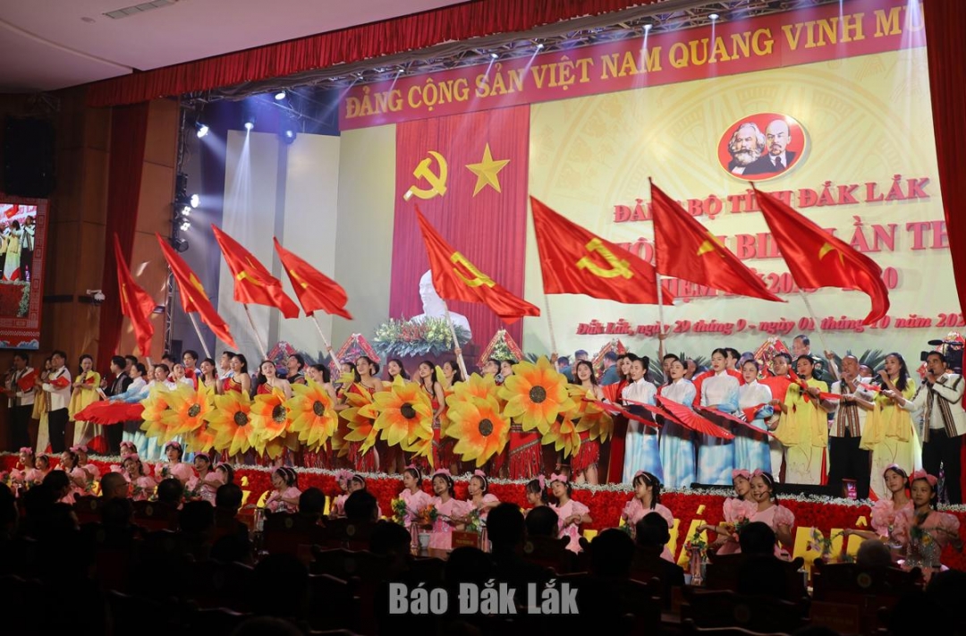 Phần kết chương trình lan tỏa tinh thần lạc quan, niềm tin vững chắc vào con đường đi lên của dân tộc, đồng thời nhấn mạnh vai trò của thế hệ trẻ trong công cuộc xây dựng quê hương và hội nhập quốc tế. Ảnh: Ngọc Thắng