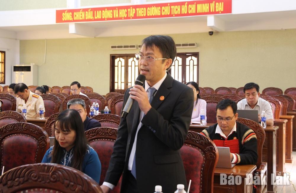Bí thư Đảng ủy, Chủ tịch HĐND xã Krông Na Nguyễn Minh Chí đóng góp ý kiến.