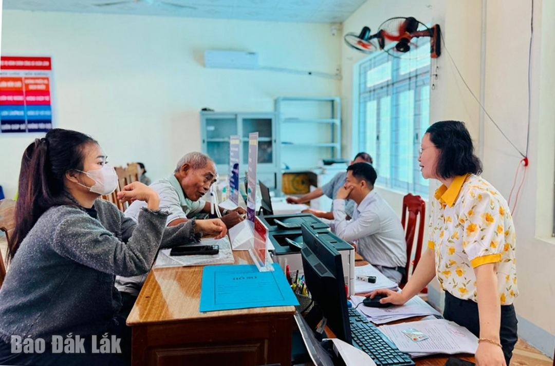 Cán bộ Trung tâm Phục vụ hành chính công xã Xuân Lãnh hướng dẫn người dân giải quyết các thủ tục hành chính nhanh chóng, công khai.