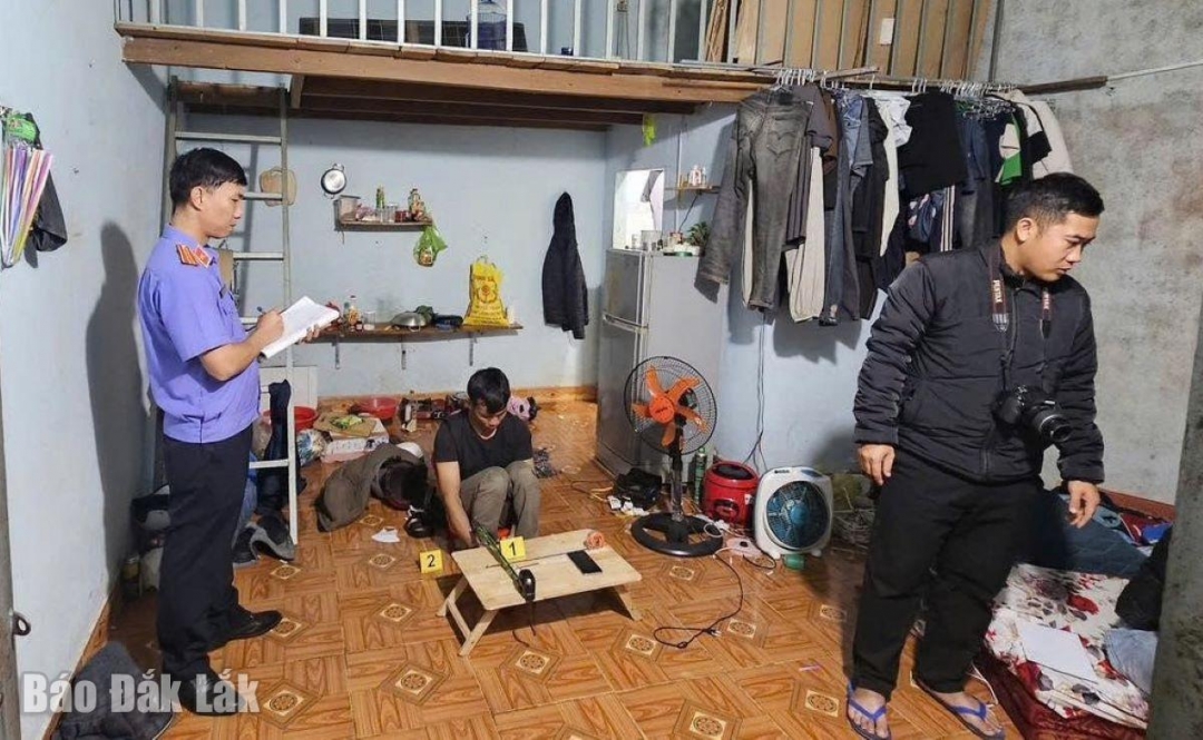 Lực lượng chức năng kiểm tra tại hiện trường vụ việc.