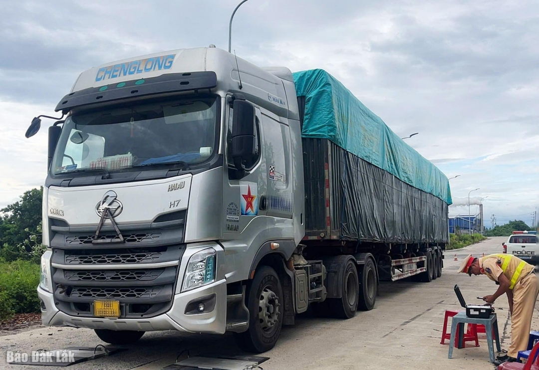 Sau khi xử phạt, lực lượng chức năng yêu cầu tài xế hạ tải bảo đảm tải trọng cho phép trước khi tiếp tục lưu thông.