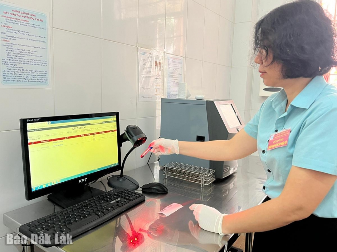 Đọc kết quả xét nghiệm máu bằng máy quét điện tử.
