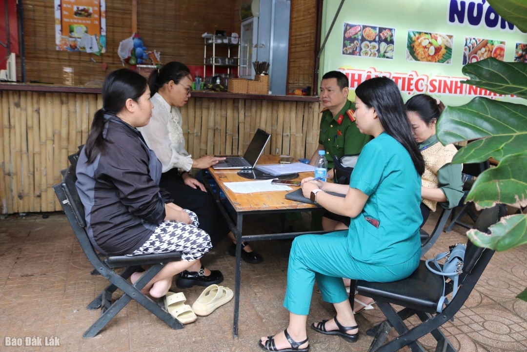 Đoàn kiểm tra tiến hành kiểm tra đối với cơ sở kinh doanh Quán cơm Ông Đen chợ Phiên.