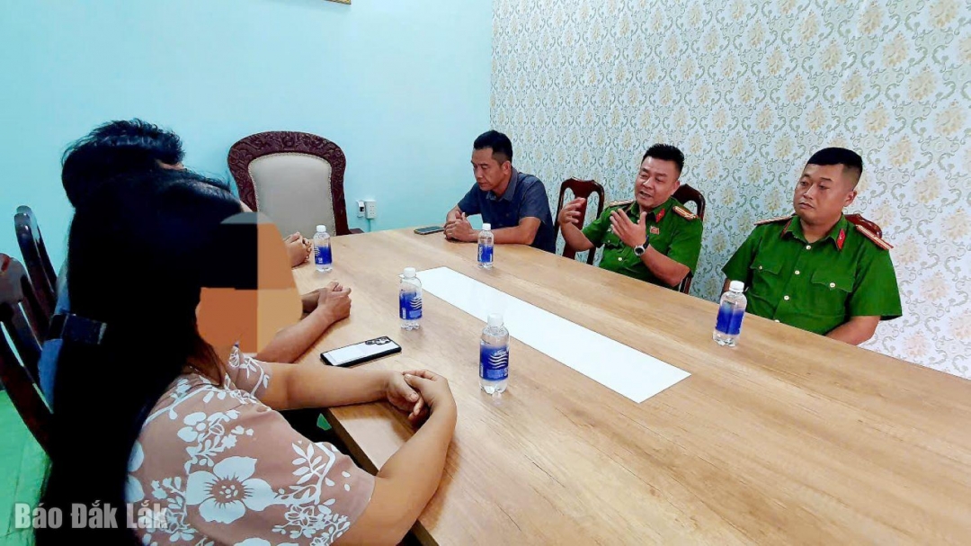 Thượng tá Nguyễn Công Hòa, Trưởng Công an phường Tân An đang trao đổi với gia đình nạn nhân vụ lừa đảo.