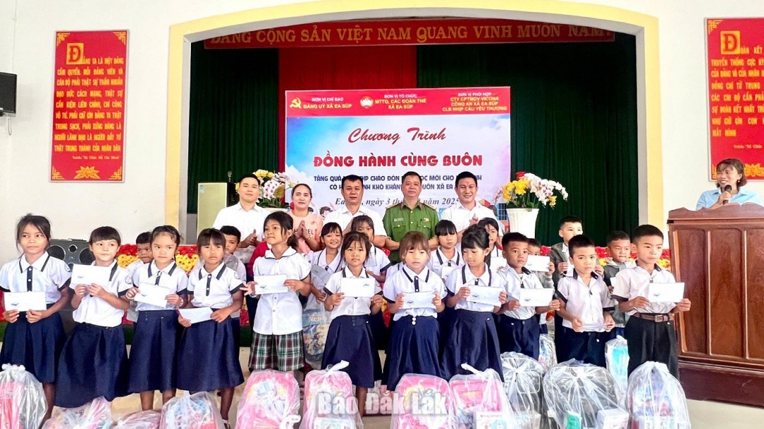 Những phần quà của địa phương là nguồn động viên cho các em học sinh khó khăn xã Ea Súp trước thềm năm học 2025 - 2026