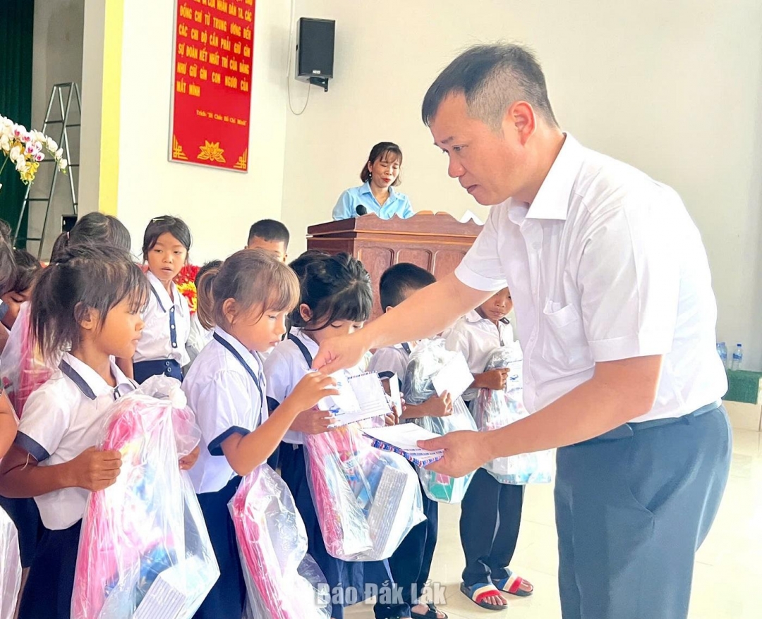 Bí thư Đảng ủy xã Ea Súp Đỗ Xuân Dũng tặng quà cho các em học sinh