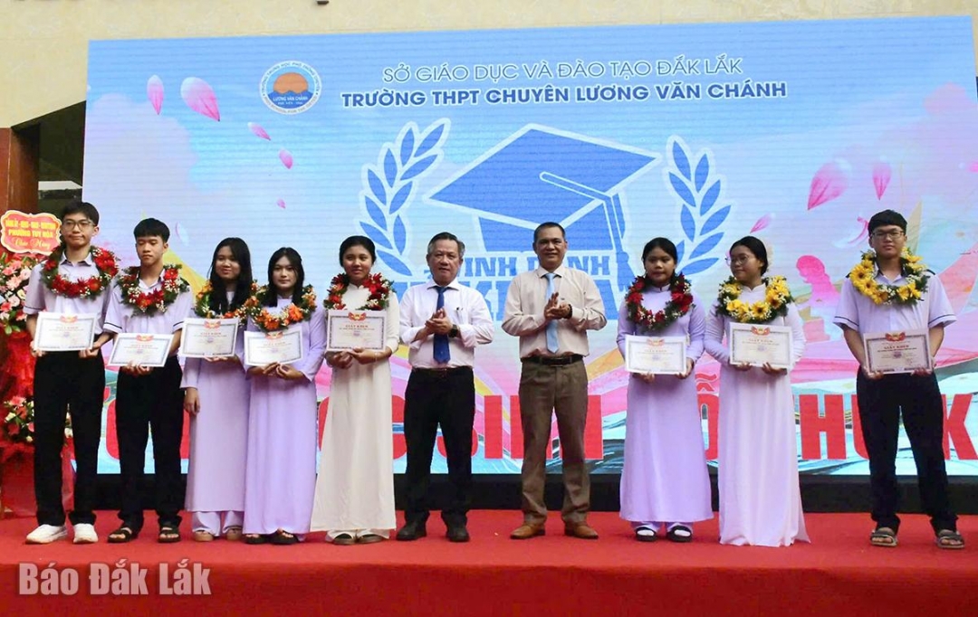 Nhà trường khen thưởng các học sinh thủ khoa lớp 10 năm học 2025 - 2026.