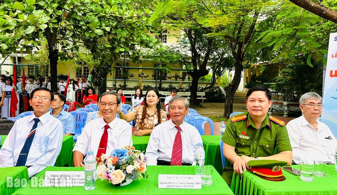 Các thầy giáo nguyên hiệu trưởng, phó hiệu trưởng Trường THPT chuyên Lương Văn Chánh cùng đại biểu dự lễ khai giảng.