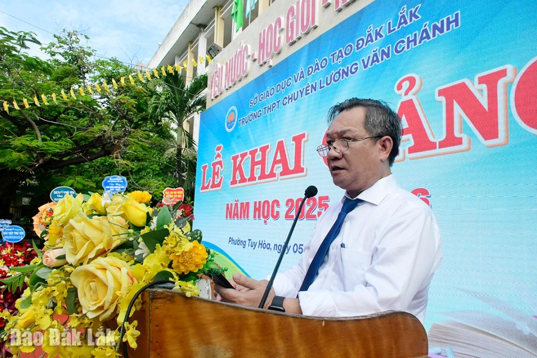 Thầy Huỳnh Tấn Châu, Hiệu trưởng Trường THPT Chuyên Lương Văn Chánh phát biểu tại lễ khai giảng năm học mới.
