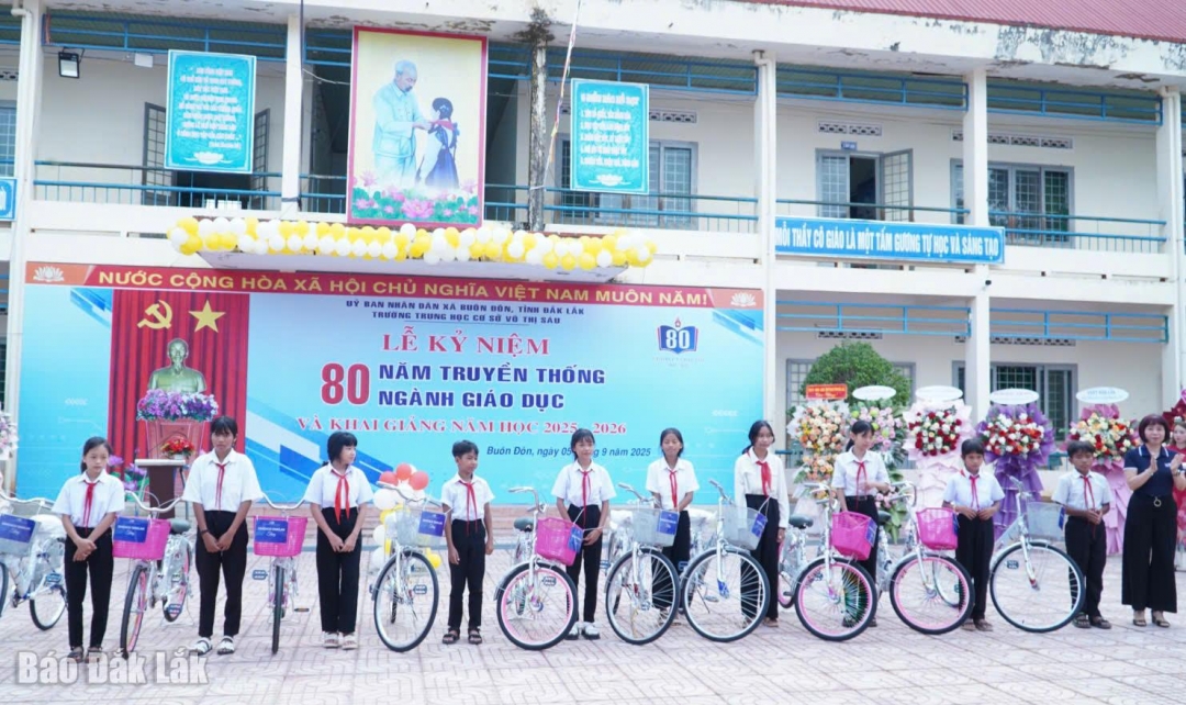 Đại diện Công ty TNHH MTV xuất nhập khẩu 2/9 tặng xe đạp cho học sinh