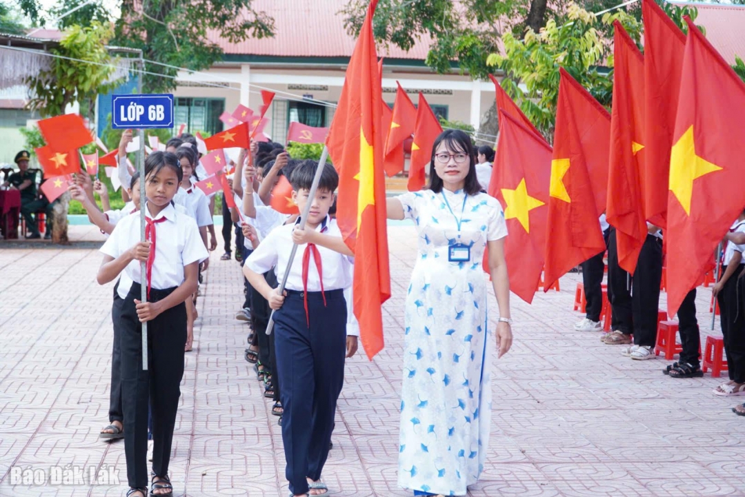 Học sinh lớp 6, Trường THCS Võ Thị Sáu háo hức chào đón năm học mới.