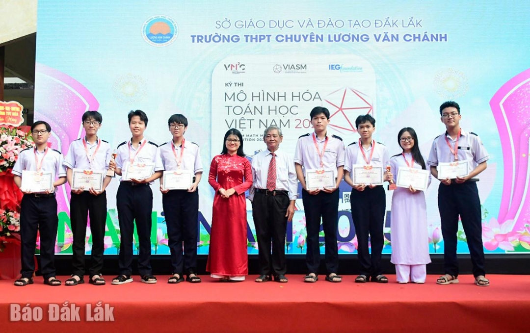 Nhà trường khen thưởng học sinh đoạt giải trong các kỳ thi.