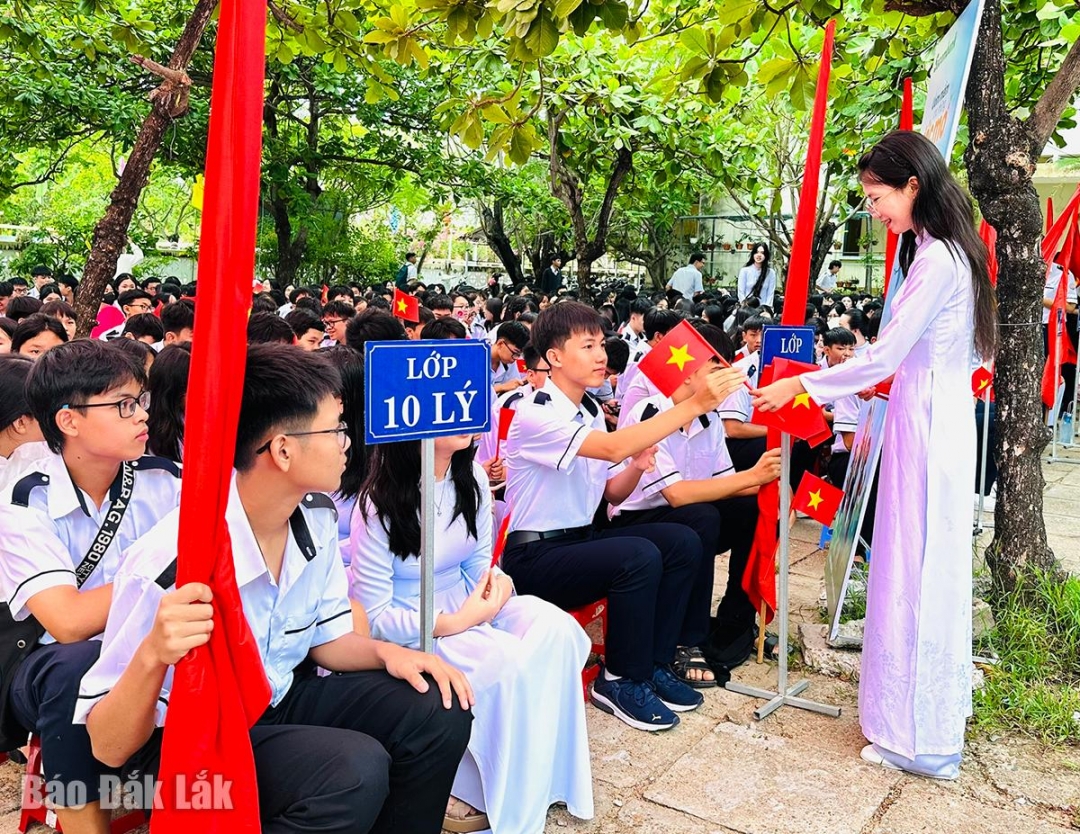 Tân học sinh Trường THPT chuyên Lương Văn Chánh trong ngày khai giảng năm học mới.