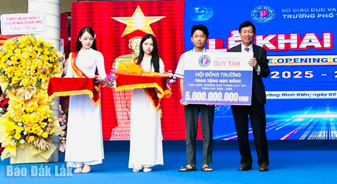 Nhà giáo Ưu tú - Phó Giáo sư, tiến sĩ Lê Văn Nam, Phó Chủ tịch Hội đồng trường, Hiệu trưởng Trường Phổ thông Duy Tân trao biểu trưng 5 tỷ đồng vào quỹ học bổng cho học sinh. Số tiền này sẽ được nhà trường thưởng nóng và trao đến các em vào dịp tổng kết, tuyên dương khen thưởng trong suốt năm học 2025 - 2026.