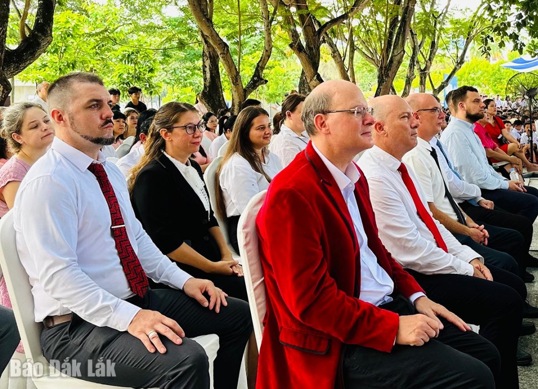 Các giáo viên cơ hữu người nước ngoài dự lễ khai giảng.