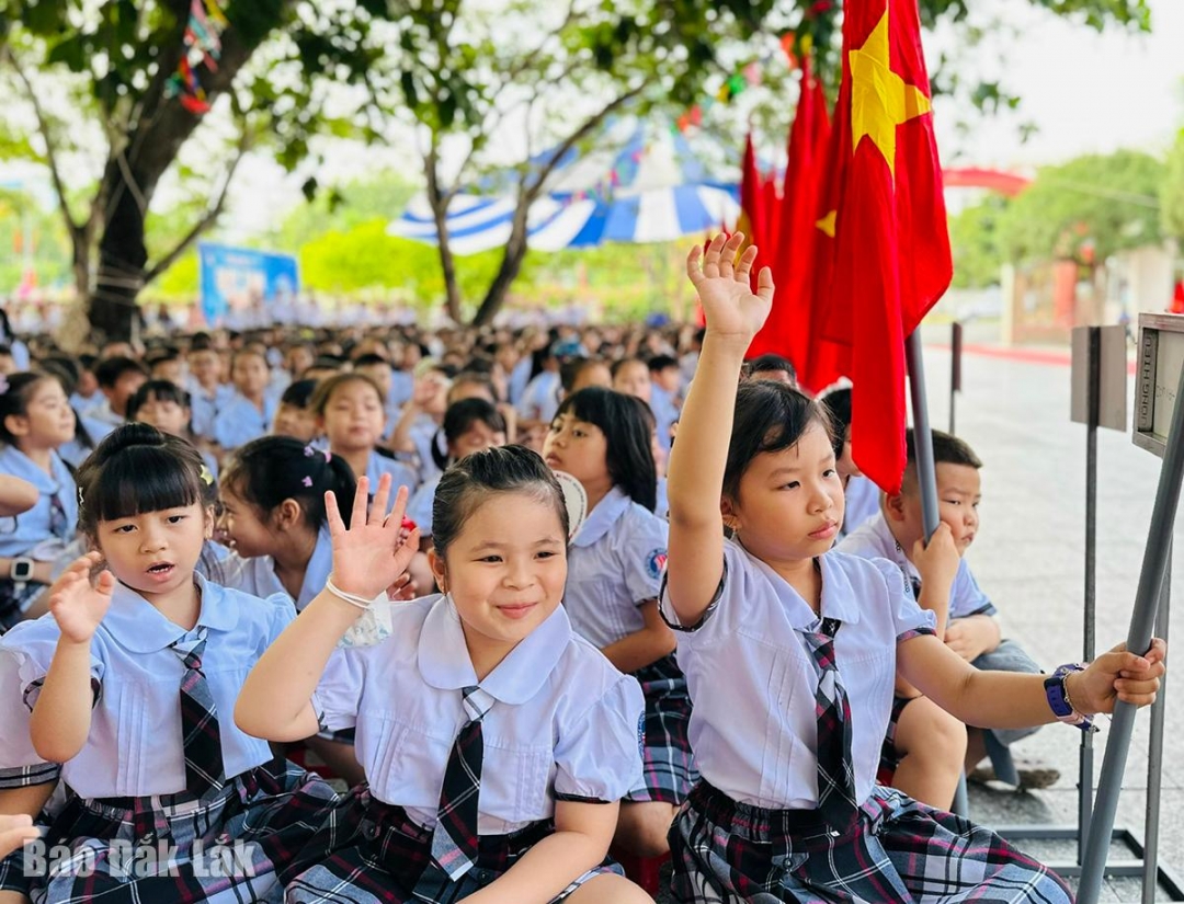 Học sinh tiểu học trong buổi lễ khai giảng năm học mới.