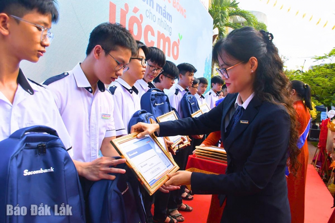 Bà Nguyễn Thị Thúy Nhuy, Phó Giám đốc Sacombank Phú Yên trao học bổng Ươm mầm cho những ước mơ cho học sinh ở phường Tuy Hòa.