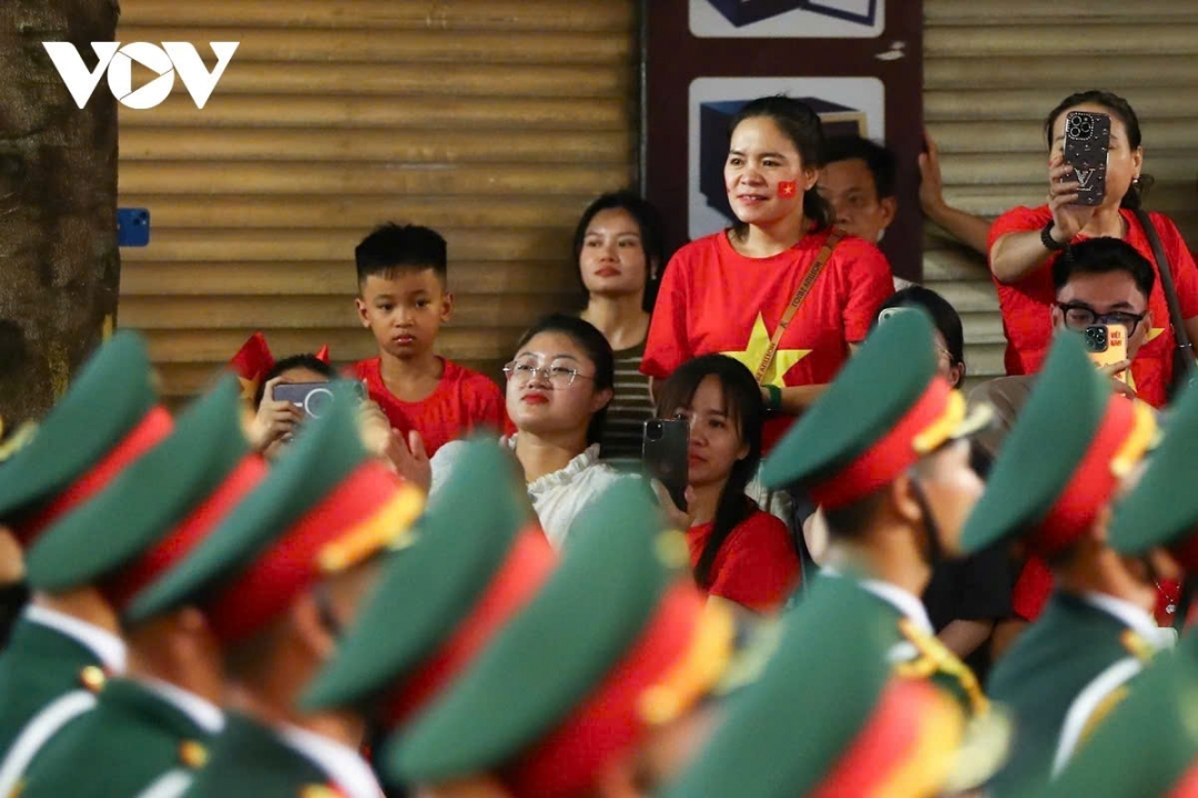 Người dân theo dõi lễ diễu binh.