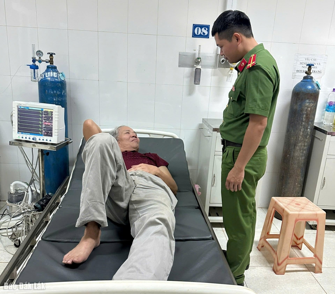 Côn an xã Krông Búk hỏi thăm tình hình sức khỏe ông tại Bệnh viện Đa khoa Vùng Tây Nguyên.