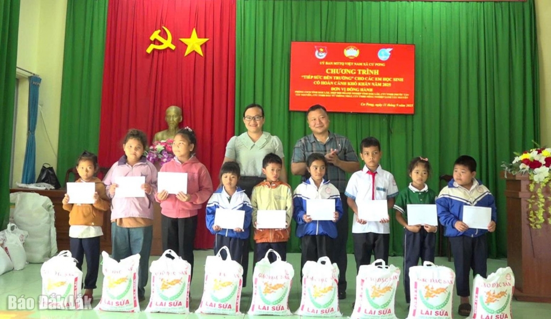 Ban tổ chức tặng quà cho học sinh có hoàn cảnh khó khăn.